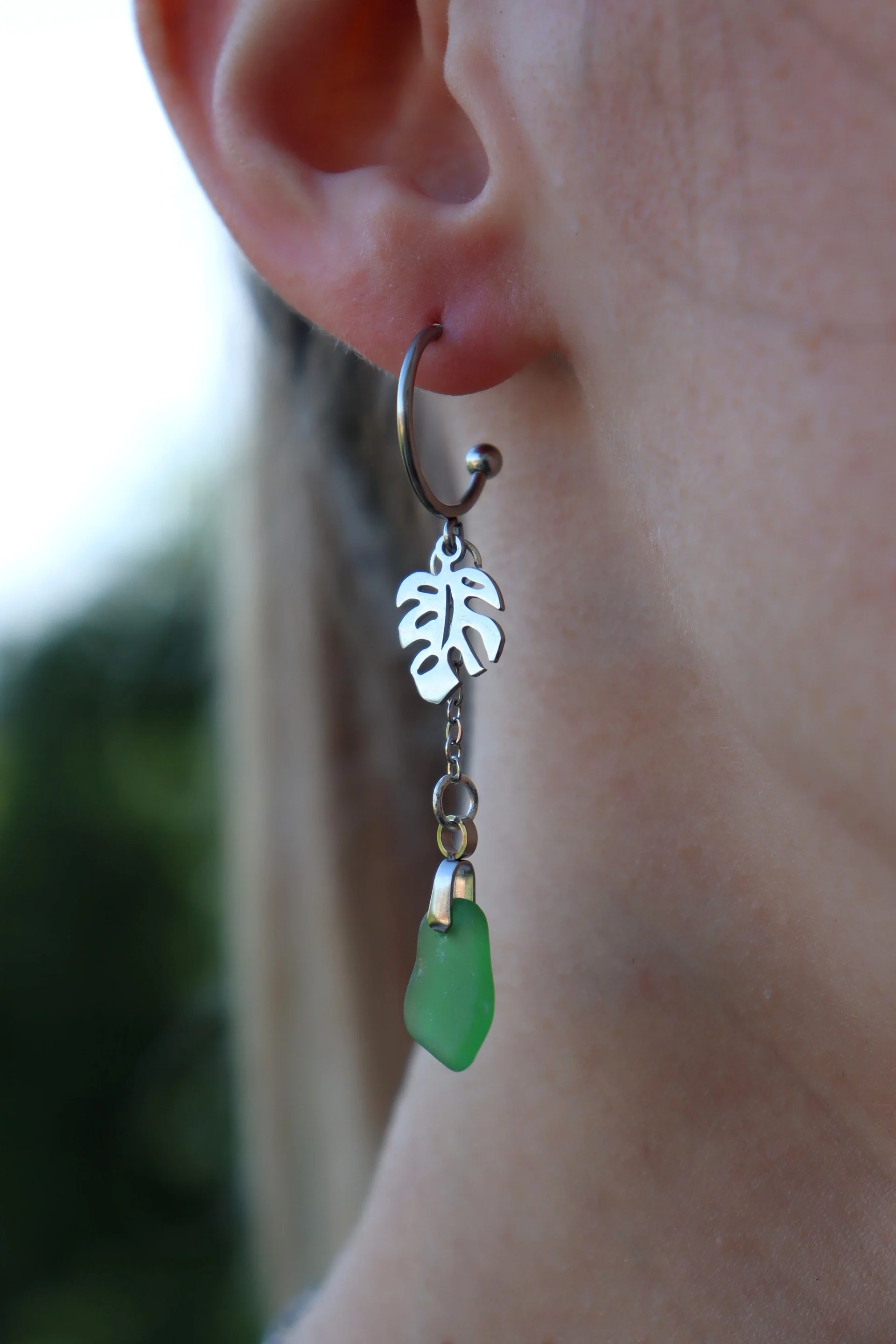 Boucles d'oreilles Byron, monstera et verre de mer